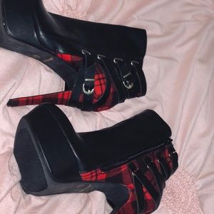 Dollhouse Heeled boots/booties 7.5